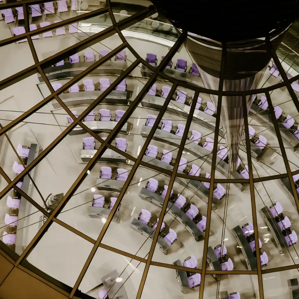 Der Plenarsaal des Deutschen Bundestags aus Vogelperspektive